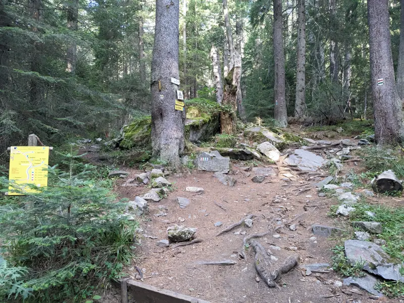 Turnoff for Skakavitsa Hut